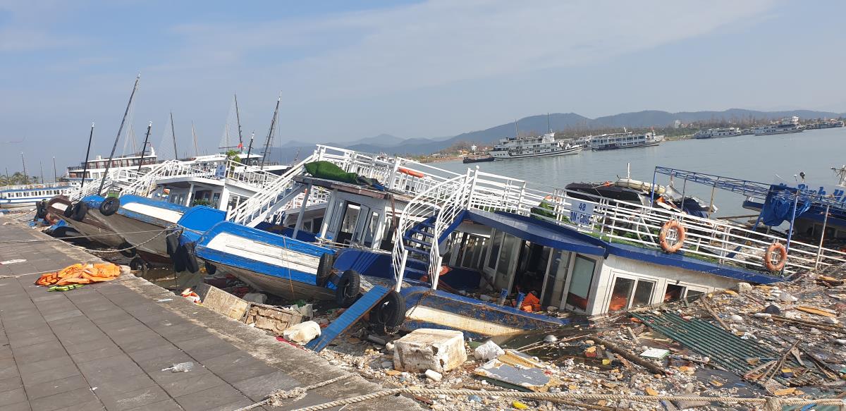 Các chủ tàu du lịch đã nhiều lần liên hệ với các đơn vị trục vớt chuyên nghiệp nhưng do các đơn vị này hiện cũng đang quá tải vì nhiều phương tiện thủy đắm trong bão số 2. Ảnh: Nguyễn Hùng