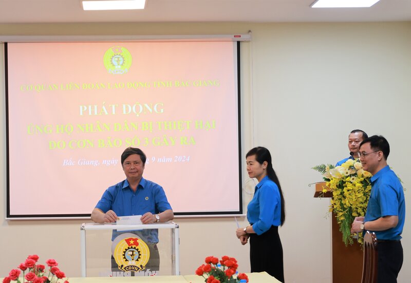 Lãnh đạo LĐLĐ tỉnh Bắc Giang ủng hộ nhân dân bị thiệt hại do bão số 3. Ảnh: Hồng Điệp 