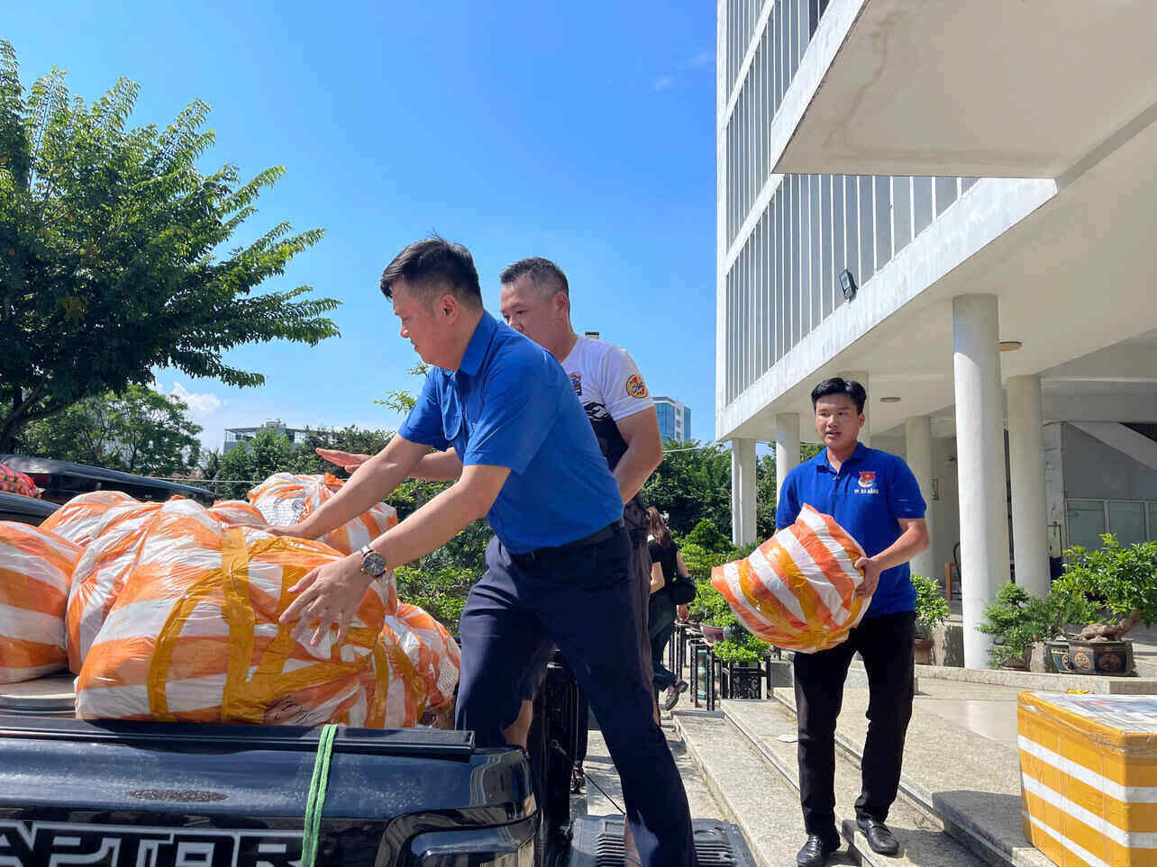 Chuyến xe nghĩa tình của tuổi trẻ Đà Nẵng tiếp sức người dân vùng lũ. Ảnh: Mai Hương
