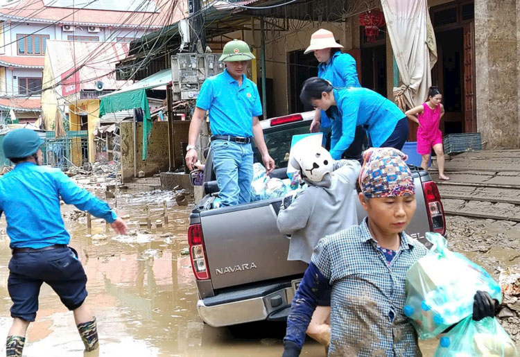 Công đoàn các Khu công nghiệp tỉnh Yên Bái hỗ trợ nhu yếu phẩm cho gia đình các đoàn viên, công nhân bị ảnh hưởng cơn bão số 3. Ảnh: Bảo Nguyên