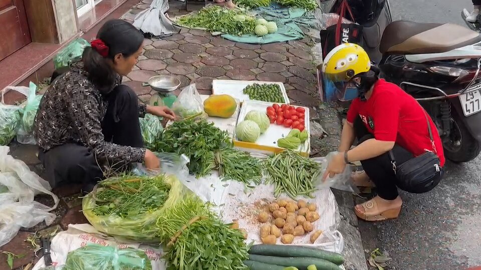 Giá rau xanh tại Hà Nội tăng chóng mặt sau ngập lụt.