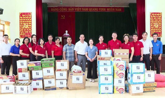 Cán bộ, người lao động Agribank ủng hộ kịp thời các nhu yếu phẩm thiết yếu hỗ trợ người dân tại các vùng bão, lũ.