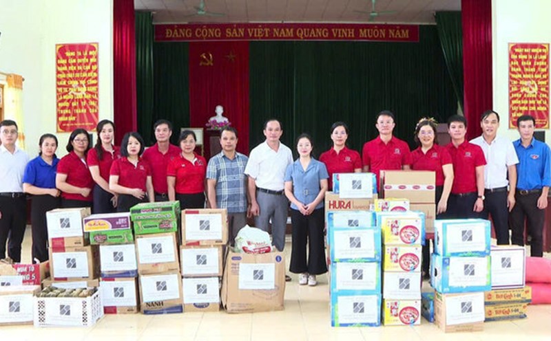 Agribank officers and employees promptly provided essential supplies to support people in storm and flood-affected areas.