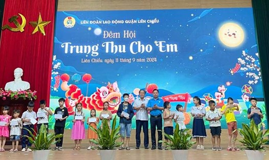 Công đoàn Đà Nẵng dừng chương trình "Đêm hội Trăng rằm", chỉ trao quà cho các em thiếu nhi. Ảnh: Trà Vân