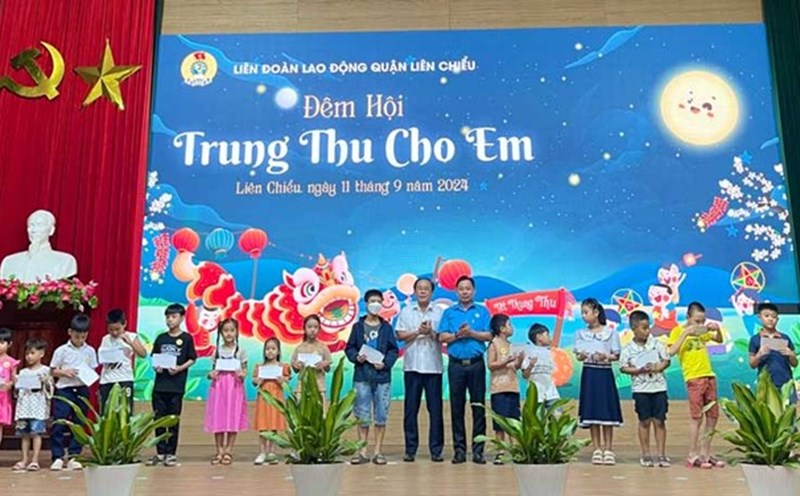 Công đoàn Đà Nẵng dừng chương trình "Đêm hội Trăng rằm", chỉ trao quà cho các em thiếu nhi. Ảnh: Trà Vân