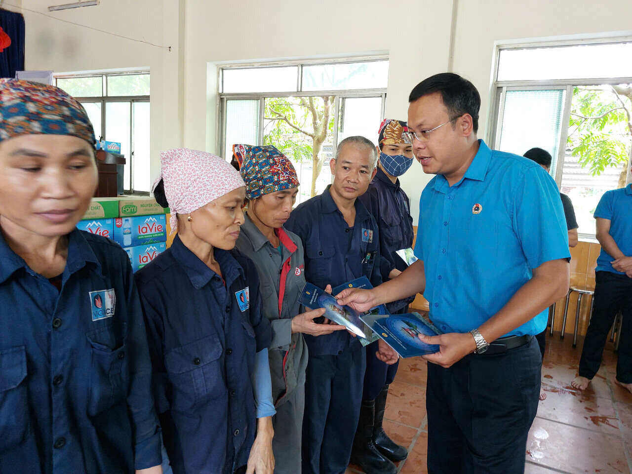 Đoàn viên, người lao động Công ty cổ phần gốm xây dựng Xuân Hòa nhận hỗ trợ của Liên đoàn Lao động Thành phố Hà Nội. Ảnh: Ngọc Ánh