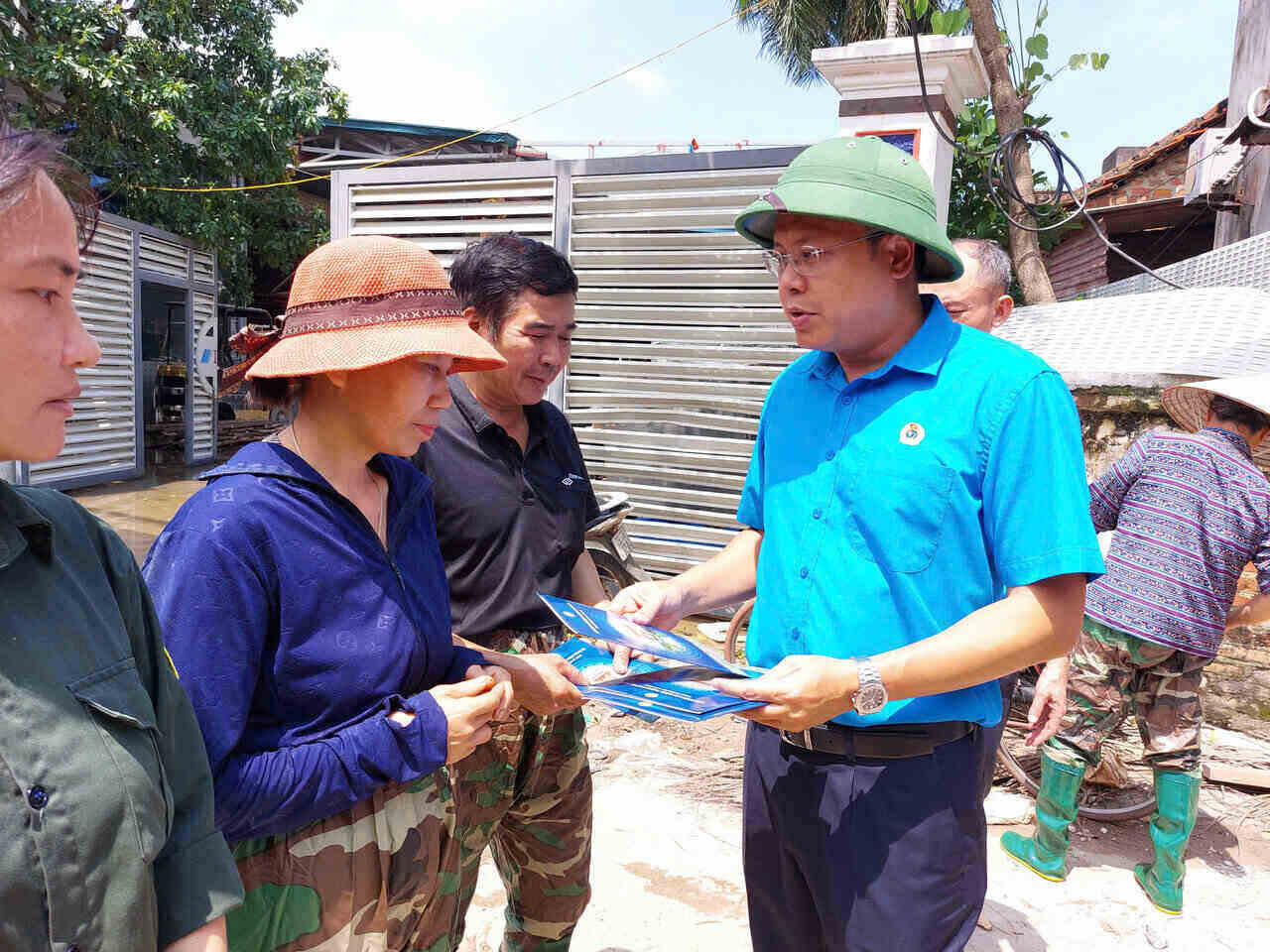Ông Phạm Quang Thanh trao hỗ trợ cho đoàn viên, người lao động bị ảnh hưởng bão số 3 của Công ty Cổ phần Cầu Xây. Ảnh: Ngọc Ánh