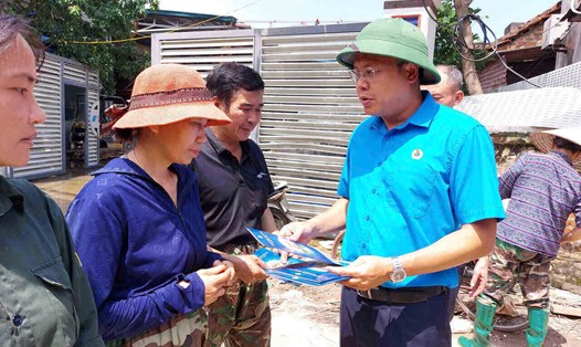 Ông Phạm Quang Thanh trao hỗ trợ cho đoàn viên, người lao động bị ảnh hưởng bão số 3 của Công ty Cổ phần Cầu Xây. Ảnh: Ngọc Ánh
