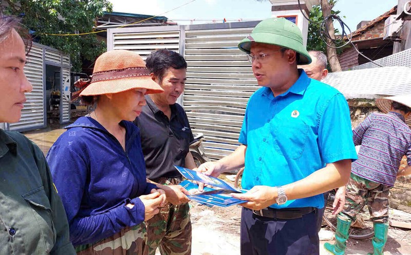 Ông Phạm Quang Thanh trao hỗ trợ cho đoàn viên, người lao động bị ảnh hưởng bão số 3 của Công ty Cổ phần Cầu Xây. Ảnh: Ngọc Ánh