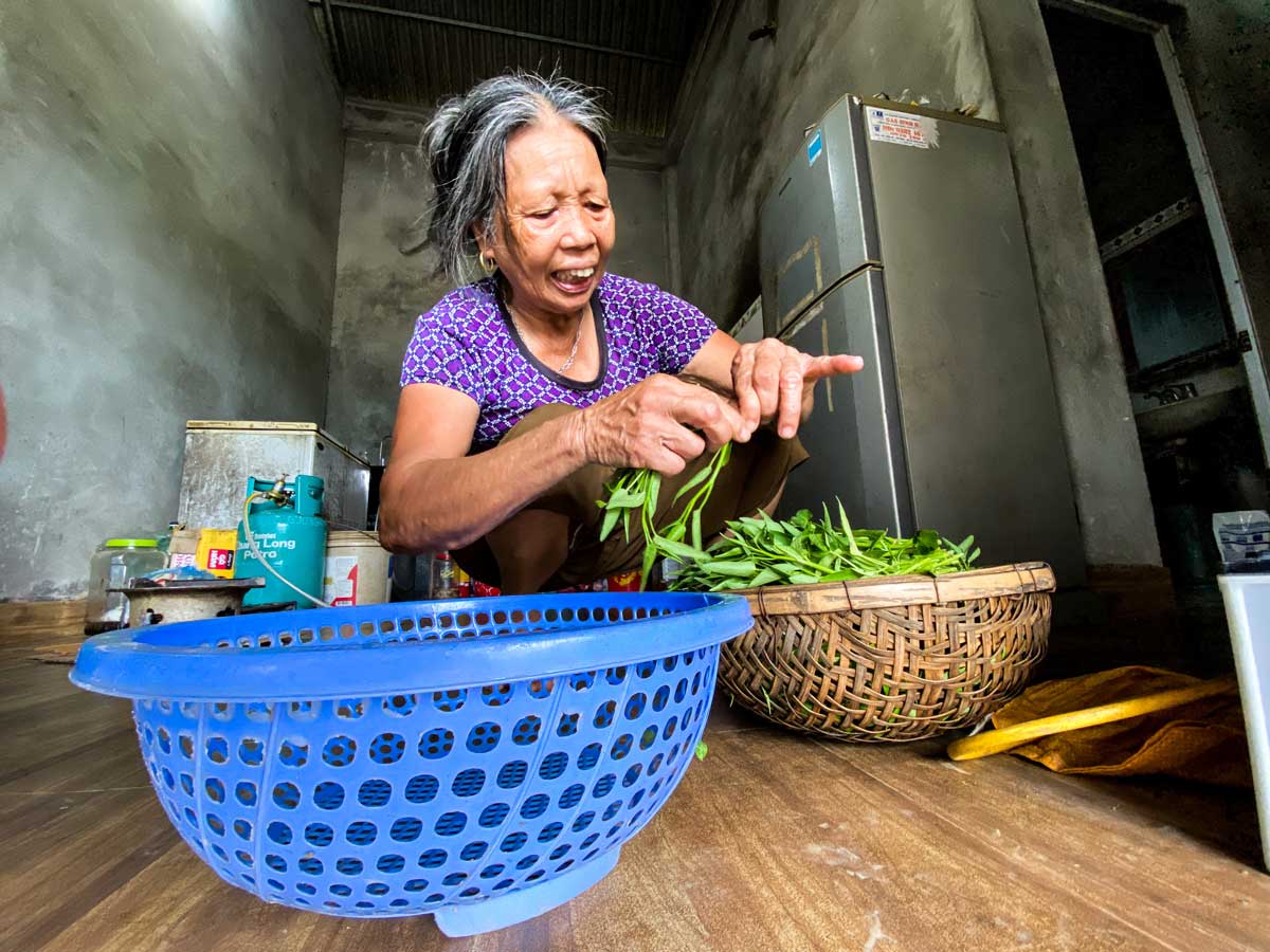 Bà Trần Thị Kha (Yên Bình, Yên Bái) chuẩn bị cho bữa cơm đầu tiên. Ảnh: Trần Bùi