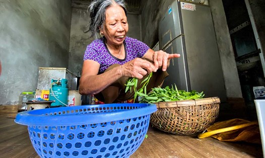 Bà Trần Thị Kha (Yên Bình, Yên Bái) chuẩn bị cho bữa cơm đầu tiên. Ảnh: Trần Bùi