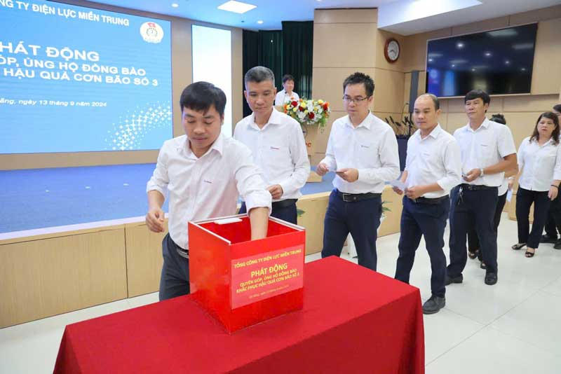 EVNCPC quyên góp gần 4,7 tỉ đồng ủng hộ đồng bào vùng bão lũ. Ảnh: Ngọc Thạch