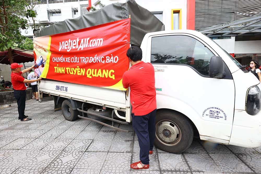 Vietjet nhanh chong van chuyen nhieu tan hang cuu tro den nguoi dan cac vung thiet hai. Anh: Vietjet