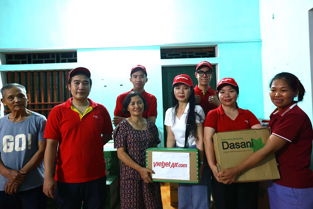 Vietjet trao hơn 120 tấn hàng cứu trợ đến vùng bị thiên tai. Ảnh: Vietjet