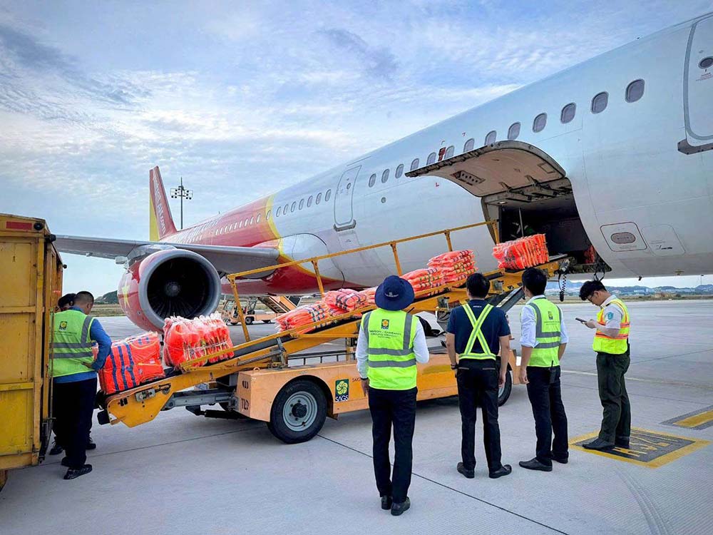 Nhung chuyen hang cuu tro gui tu Cam Ranh duoc Vietjet van chuyen hoa toc den mien Bac. Anh: Vietjet