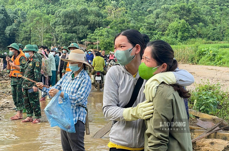 Những người dân Làng Nủ đỏ mắt, cầu nguyện, dõi theo cuộc tìm kiếm để ngóng tin thân nhân còn mất tích. Ảnh: Đinh Đại 