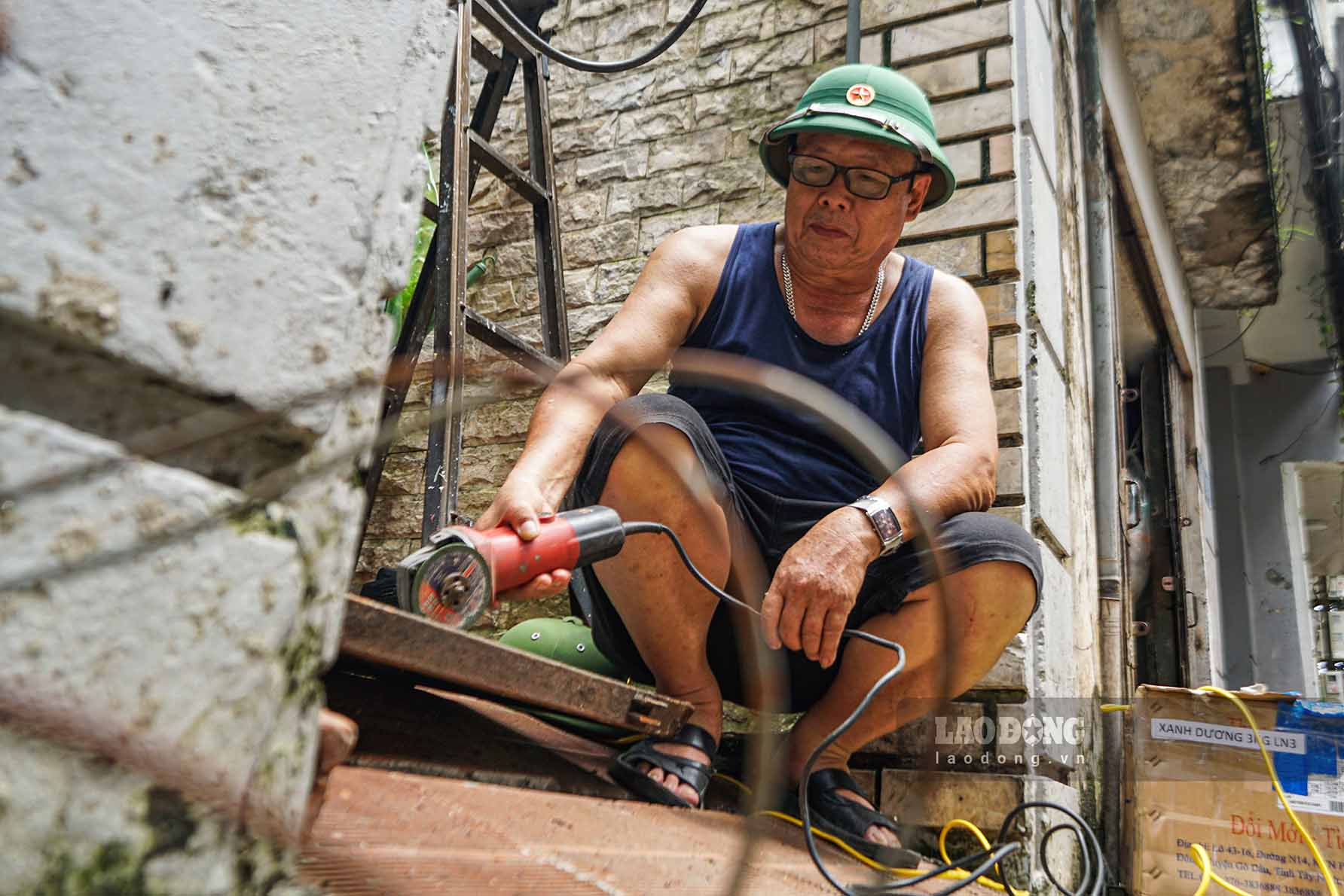 “Cổng nhà của gia đình tôi bị đổ sập do mưa bão và gió mạnh, những hôm ngập nặng không thể tu sửa nên gia đình lúc nào cũng trong tình trạng lo lắng và phải phòng trộm mất cắp đồ đạc. Ngay khi nước rút, tôi đã phải mượn máy hàn, máy cắt để gia cố lại cổng nhà”, ông Nghiệp chia sẻ.