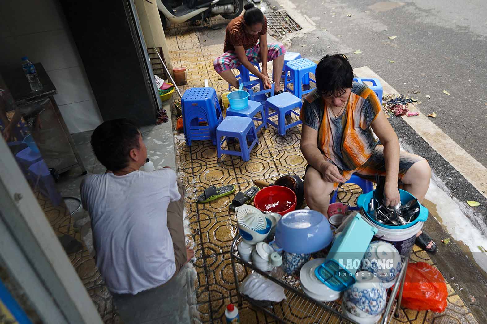 Tai pho Tan Ap, tinh trang ngap ung khong con, nguoi dan da bat dau don dep ngo pho, nha cua de tro lai voi cuoc song sinh hoat thuong nhat.