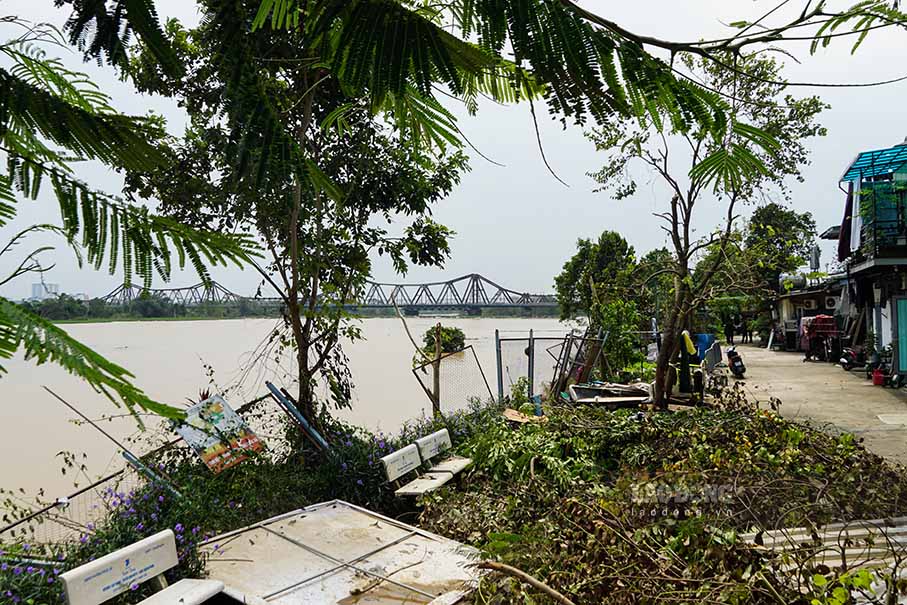 So Chi huy tien phuong cua quan da yeu cau cac dia ban dan cu tai phuong Phuc Xa tang cuong tuyen truyen, huong dan nguoi dan trien khai cac bien phap phong, chong dich benh, ve sinh moi truong trong mua bao lut.