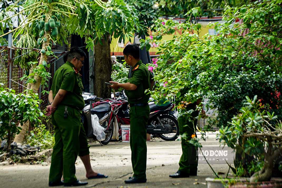 Den nay, quan Ba Dinh cung tiep tuc duy tri nghiem che do truc tai 12 chot tai khu vuc bo vo song Hong va tang cuong tuan tra bao dam an ninh, trat tu an toan xa hoi tren dia ban phuong Phuc Xa.