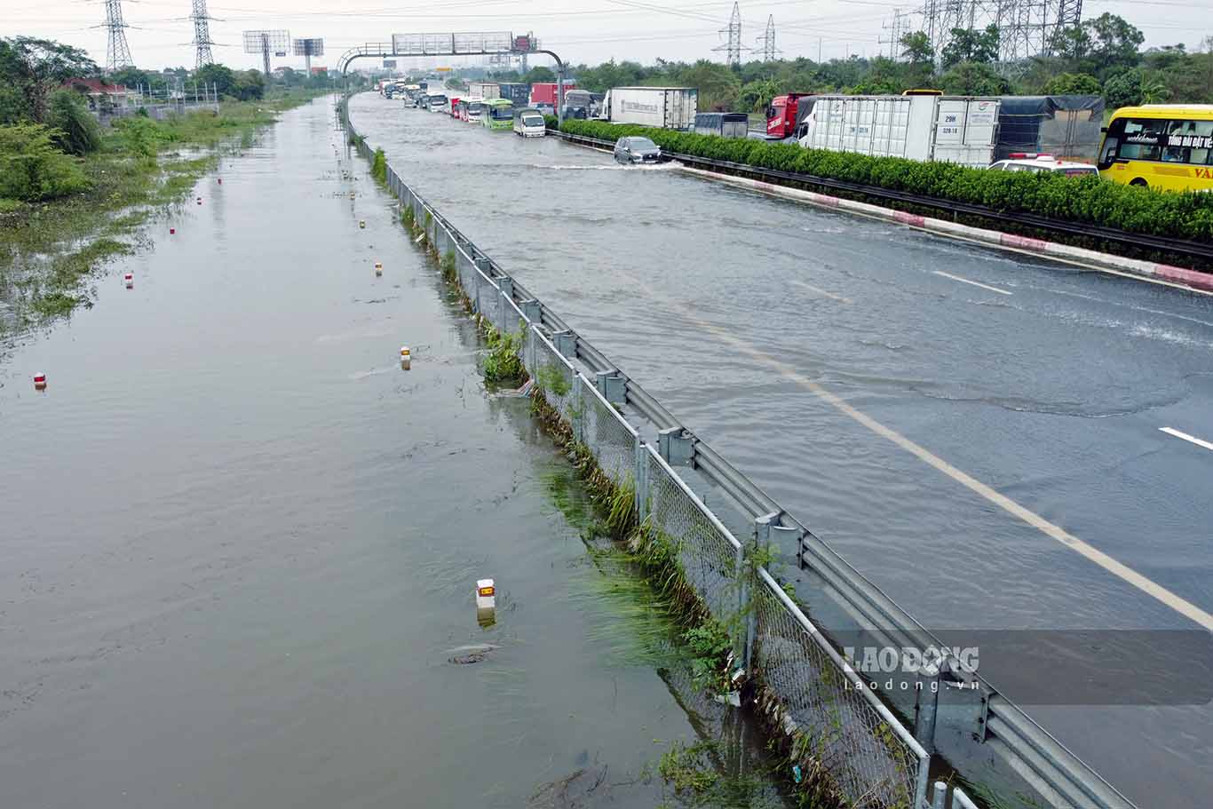 Đến ngày 13.9, đoạn ngập trên cao tốc Pháp Vân - Cầu Giẽ (thuộc địa bàn huyện Thường Tín, Hà Nội) vẫn chưa rút hết nước, ùn ứ tiếp tục xảy ra. Tình trạng này đã diễn ra nhiều ngày nay.