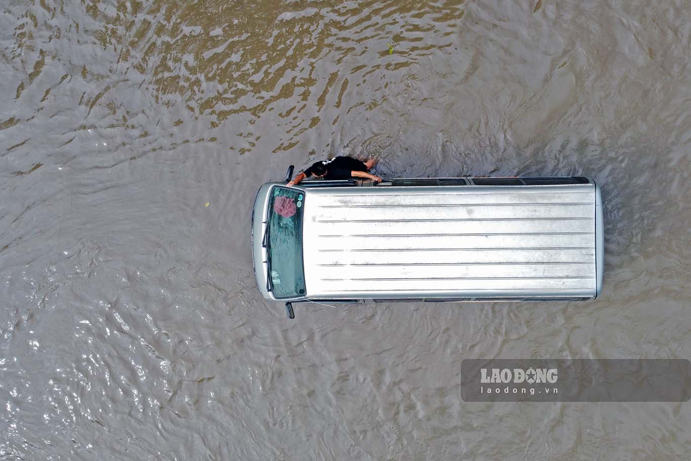 Một xe ôtô bị chết máy khi đi qua đoạn ngập trên đường đại lộ Thăng Long tại lý trình Km8+472.