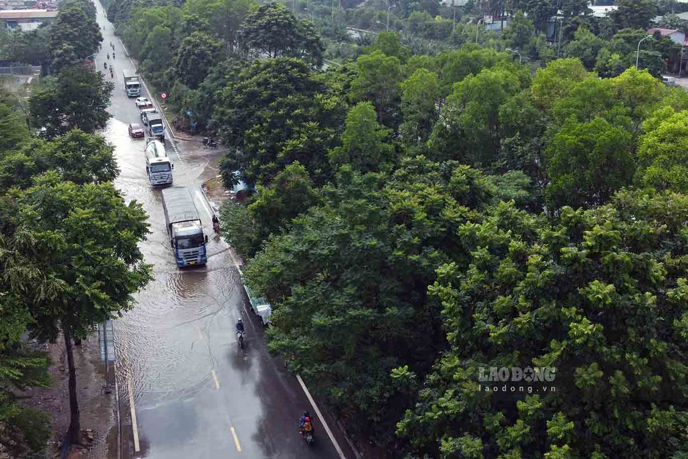 Đoạn ngập gần nút giao Lê Trọng Tấn đã rút bớt nước, các phương tiện có thể bám làn sát dải phân cách để di chuyển.