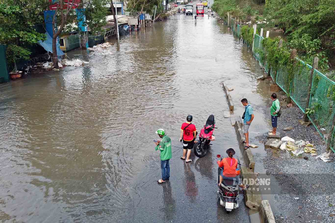 Ghi nhan den chieu 13.9, nhieu khu vuc duong gom Dai lo Thang Long da rut bot nuoc, tuy nhien van con nhung diem ngap sau, cac phuong tien kho di chuyen qua.