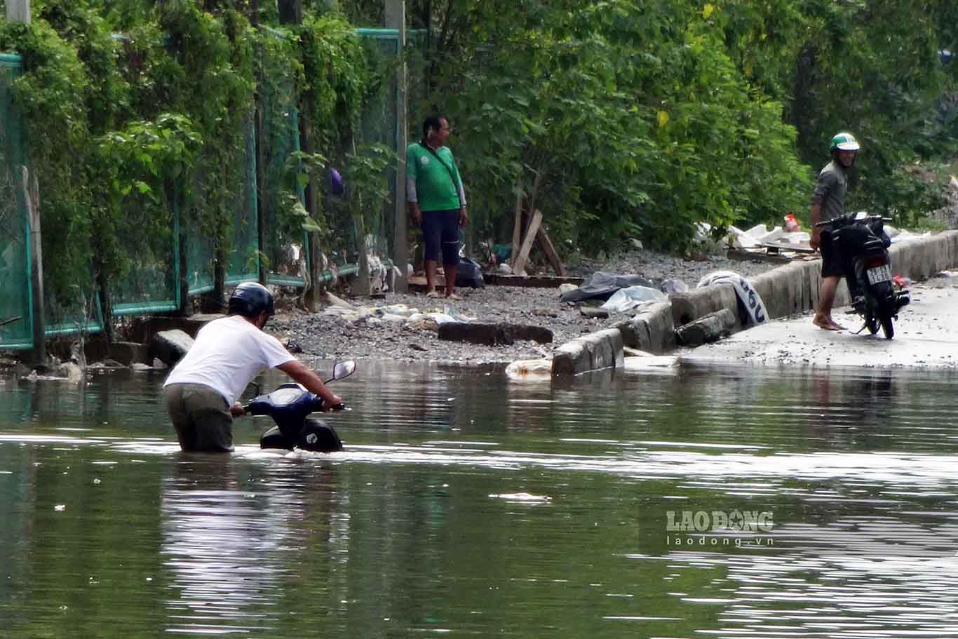 “Phớt lờ” cảnh báo ngập sâu, một chiếc xe máy bị ngập gần hết xe.