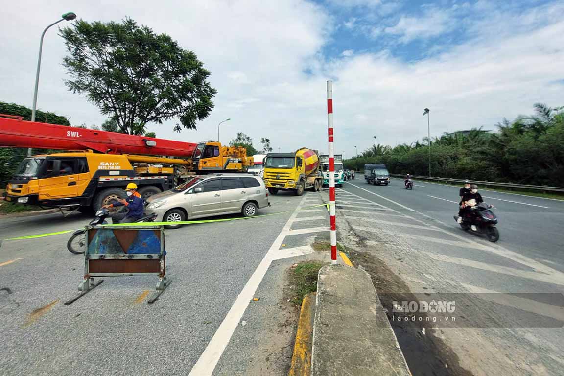 Lực lượng chức năng cảnh báo các phương tiện đi vào khu vực ngập, trong đó cho phép xe máy đi vào làn khẩn cấp cao tốc từ đoạn đối diện trụ sở Cảnh sát biển Việt Nam để tránh đoạn ngập (hướng đi Hòa Lạc).