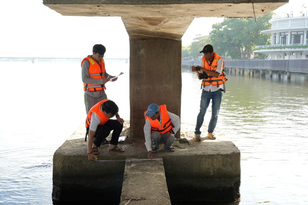 Lực lượng chức năng kiểm tra, đánh giá mức độ an toàn các cầu. Ảnh: N. Minh.