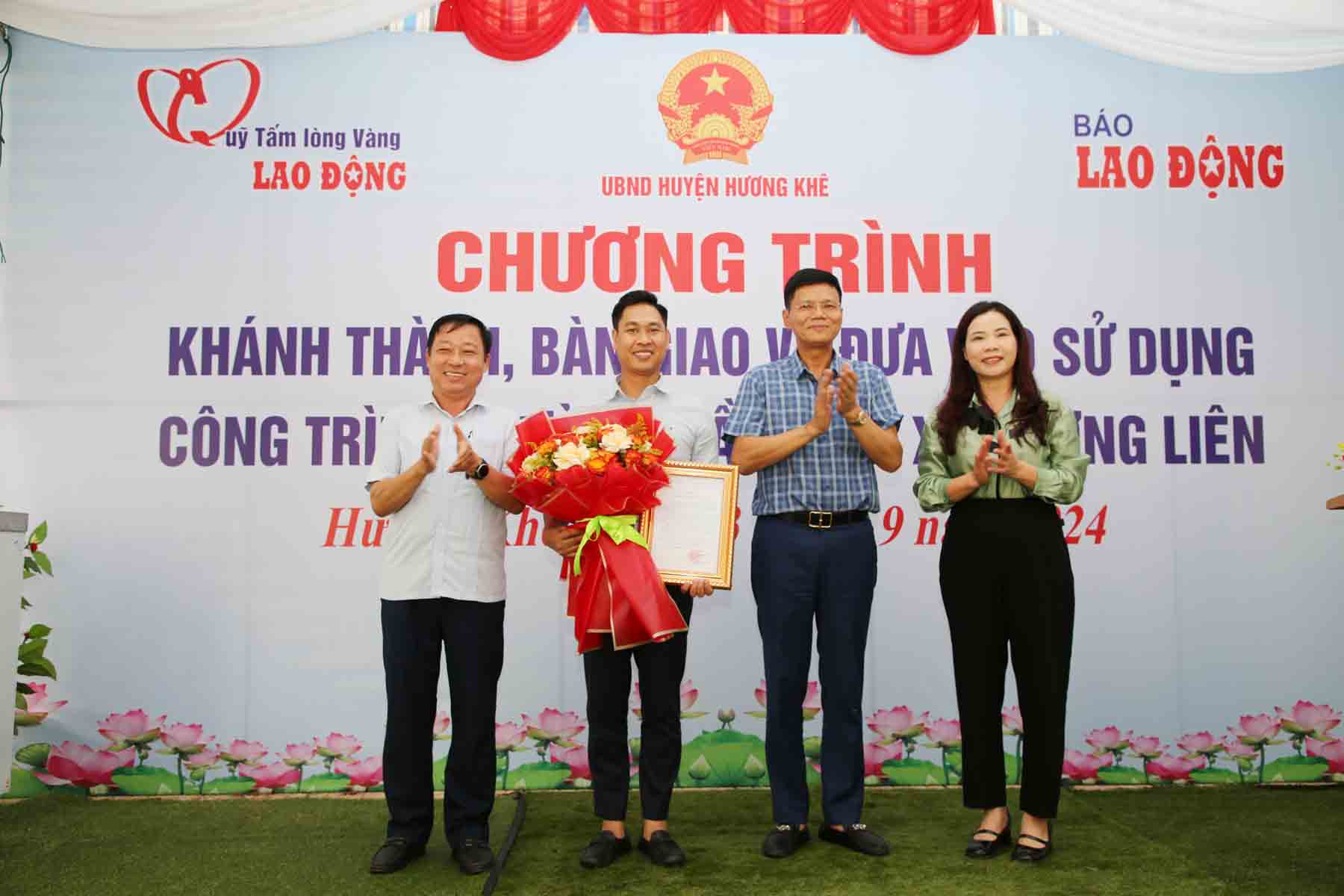 Huyện Hương Khê trao thư cảm ơn Quỹ TLV Lao Động. Ảnh: Công Sáng.