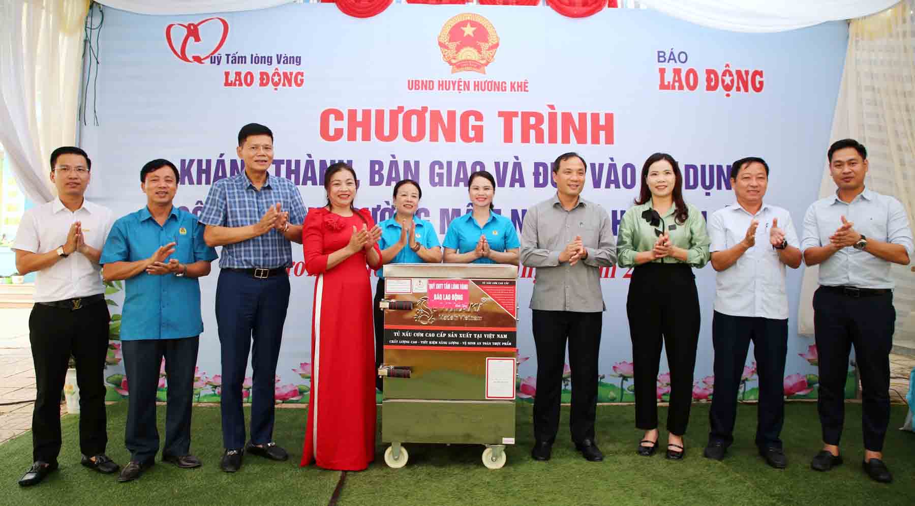 Quỹ TLV Lao Động tặng tủ nấu cơm cho Trường Mầm non Hương Liên. Đây là món quà do học sinh Trường Tiểu học Nam Trung Yên (Hà Nội) gửi tặng thông qua Quỹ TLV Lao Động. Ảnh: Công Sáng.