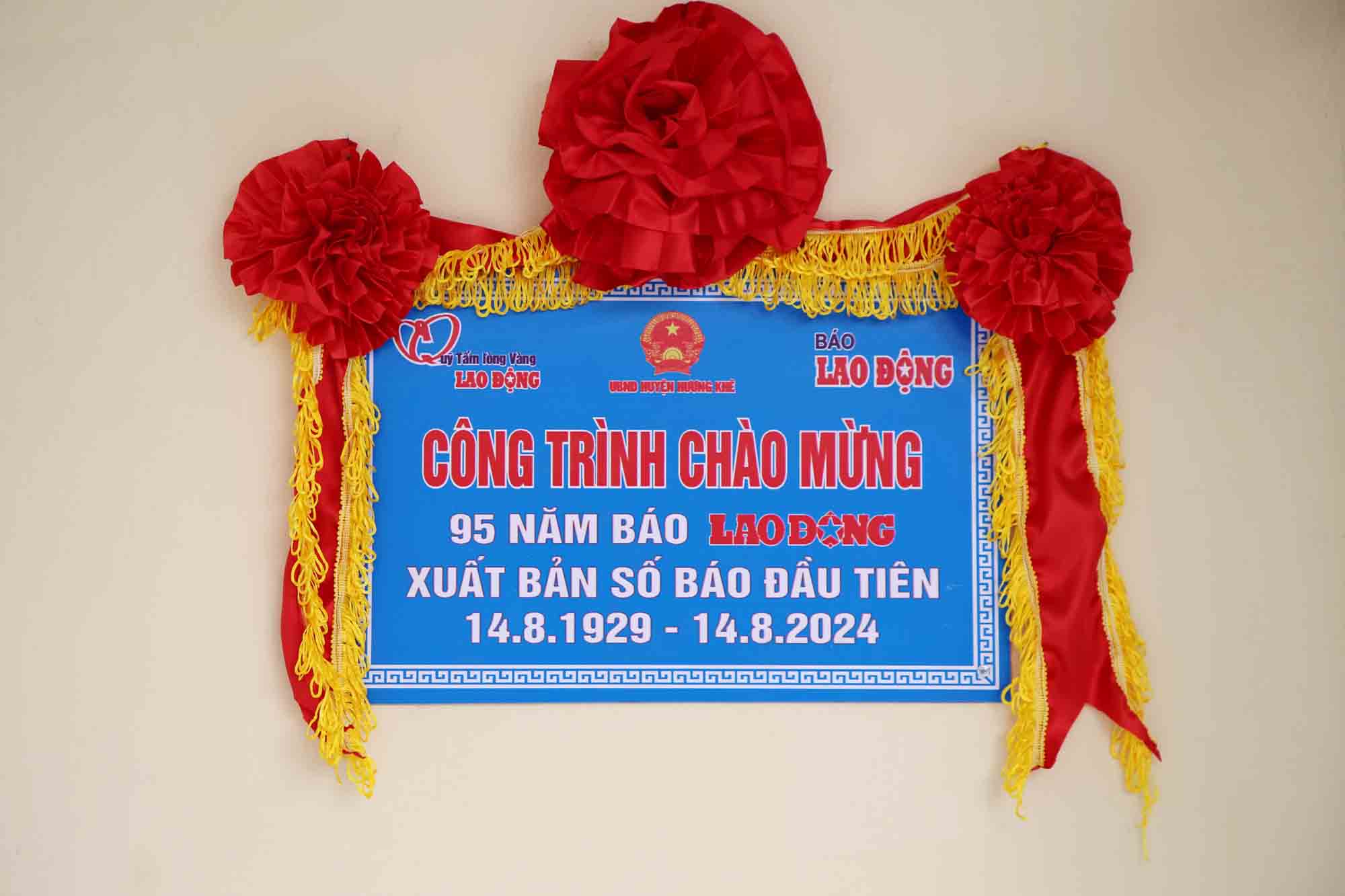 Công trình được gắn biển kỉ niệm 95 năm Báo Lao Động xuất bản số báo đầu tiên. Ảnh: Công Sáng.