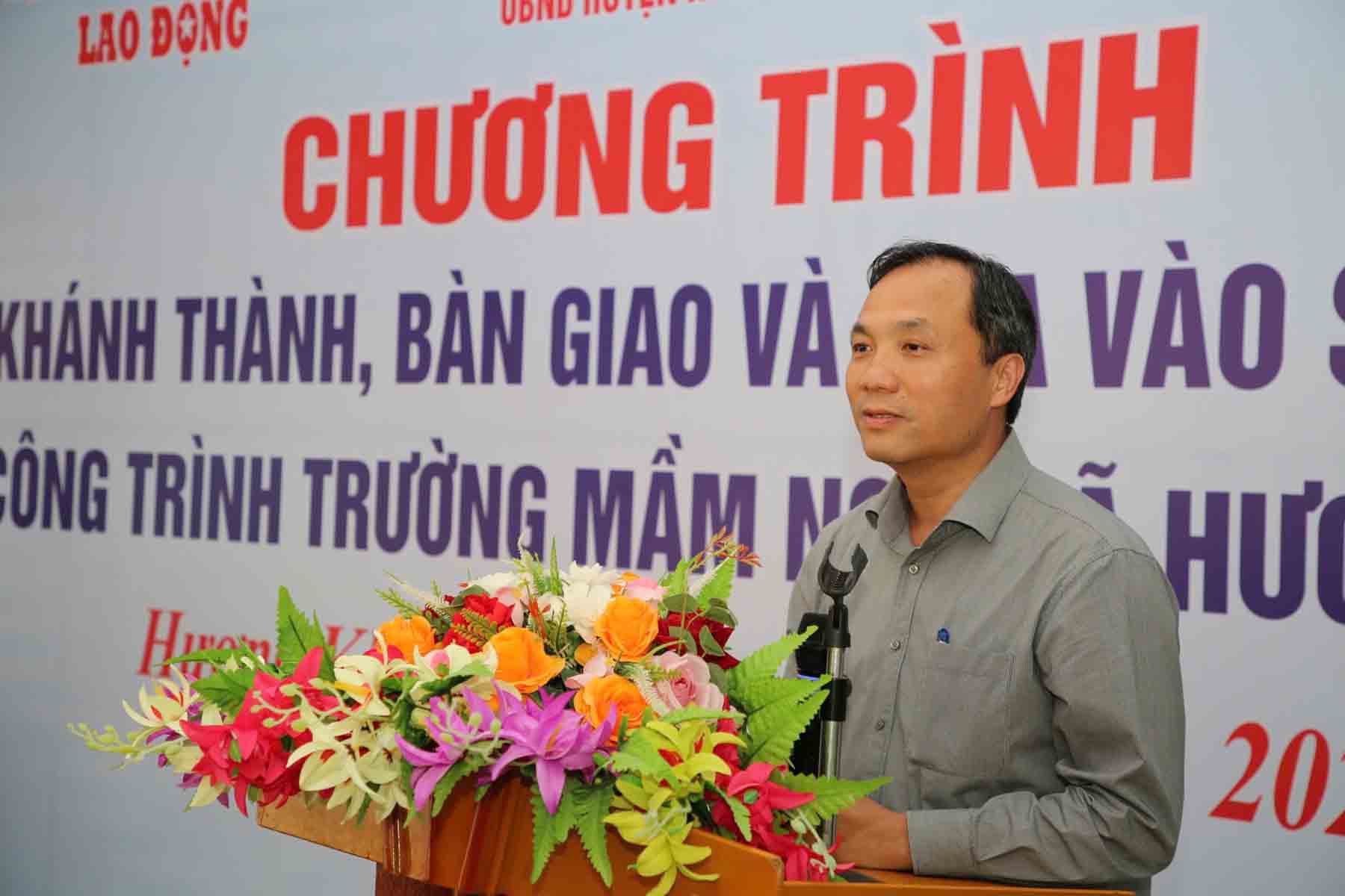 Ông Hoàng Trung Dũng - Ủy viên Trung ương Đảng, Bí thư Tỉnh ủy tỉnh Hà Tĩnh phát biểu cảm ơn Báo Lao Động, cảm ơn Quỹ TLV Lao Động. Ảnh: Công Sáng.