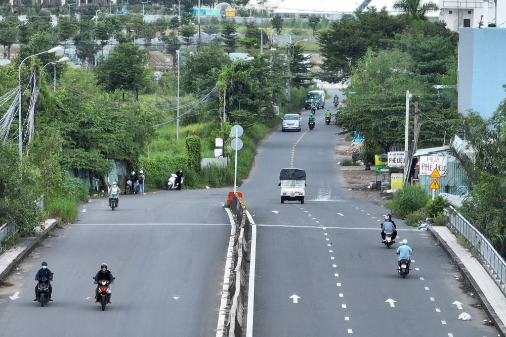 Đoạn từ cầu Ông Cày hướng về đường Đỗ Xuân Hợp thì đình trệ gần 3 năm nay chưa thi công. Ảnh: Anh Tú