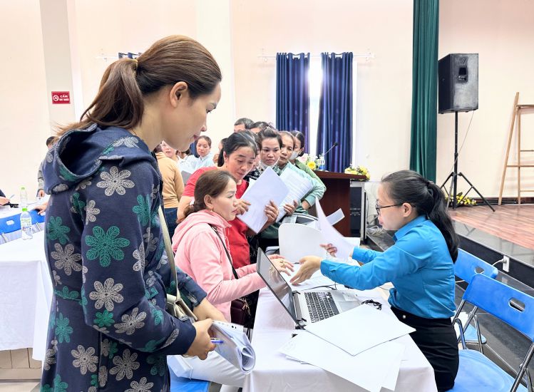 Cán bộ Công đoàn Đà Nẵng giúp người lao động Cty CP Dệt Hòa Khánh hoàn tất hồ sơ khởi kiện. Ảnh: Tường Minh