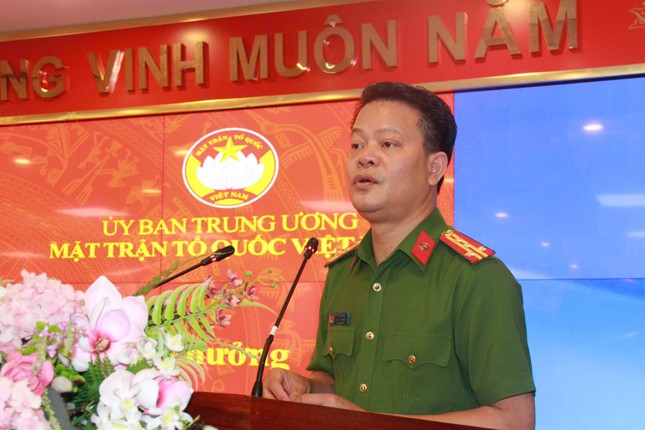 Đại tá Vũ Văn Tấn - Phó Cục trưởng C06 chia sẻ về ý nghĩa của chương trình chung tay cứu trợ khẩn cấp đồng bào bị ảnh hưởng bởi lũ lụt. Ảnh: Quang Việt