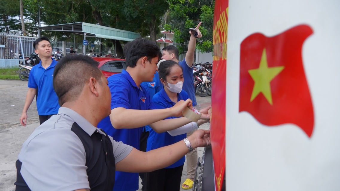 “Những cô chú bác, anh chị em ở vùng lũ phía Bắc như người thân của mình và không thể bỏ được, vậy nên tôi và nhiều người cũng mong muốn chung tay, ăn ít lại một chút để gởi đến đồng bào mình một phần nào đó, giúp mọi người vững bước tiến tới sau cơn bão lũ”, chị Loan nghẹn ngào nói.