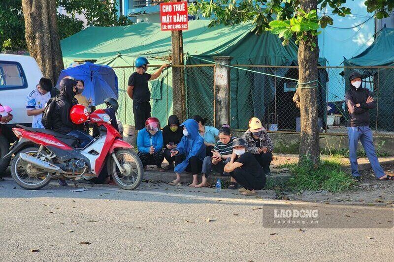 Chieu 13.9, da co rat dong nguoi dan va than nhan nguoi bi nan den theo doi tinh hinh. Anh: To Cong.