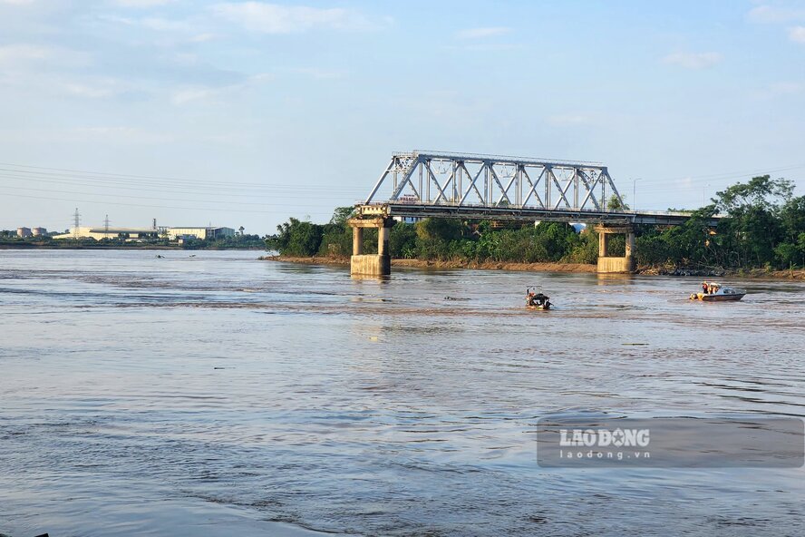 Chiều 13.9, đã có những chiếc cano được huy động để khảo sát, chuẩn bị thực hiện công tác tìm kiếm cứu hộ, cứu nạn vụ sập cầu Phong Châu. Ảnh: Tô Công