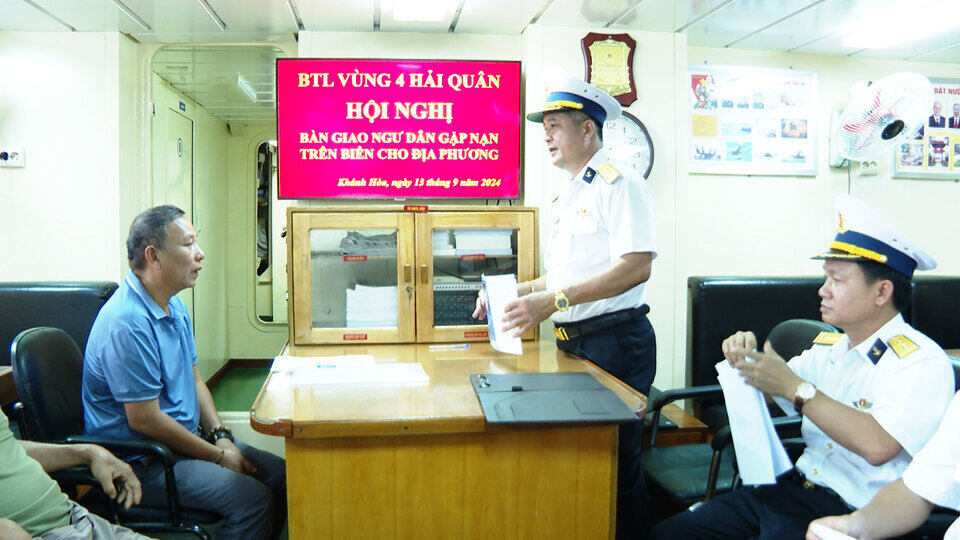 Vùng 4 Hải quân bàn giao ngư dân bị tai nạn lao động cho gia đình và địa phương. Ảnh: Vùng 4 Hải quân