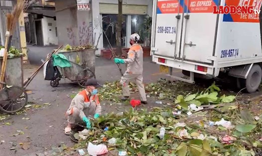 Dọn rác sau bão lũ không chỉ trông vào ngành vệ sinh môi trường mà còn cần hỗ trợ của toàn dân. Ảnh: Hà An