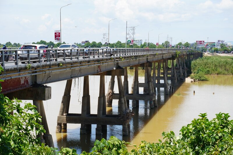 Cầu Trà Khúc 1, được xây dựng cách đây 60 năm, nối liền cửa ngõ phía Bắc với trung tâm TP Quảng Ngãi, hiện đang xuống cấp nghiêm trọng. Ảnh: Viên Nguyễn