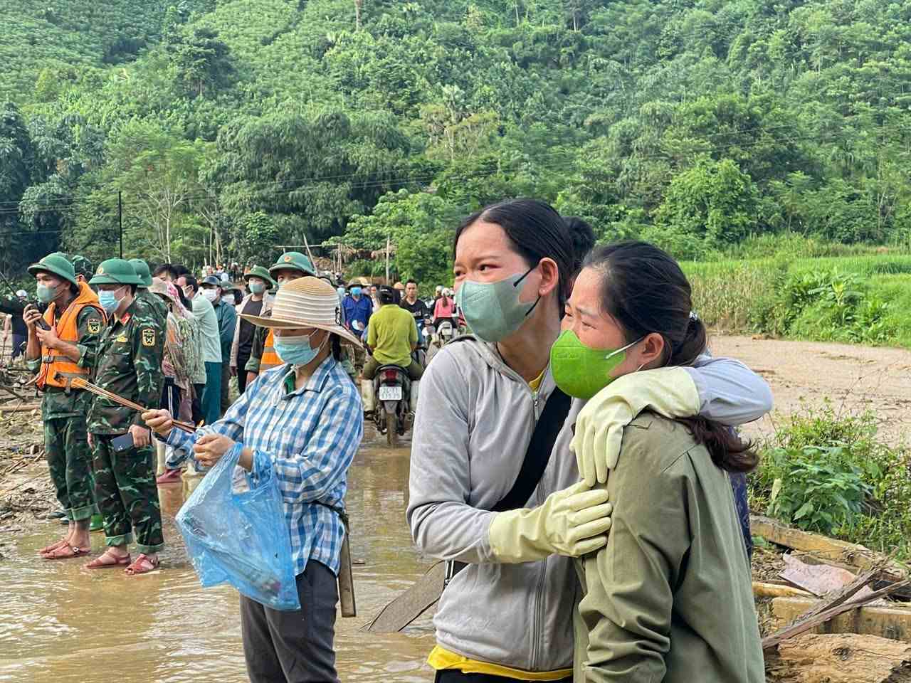 Những người dân Làng Nủ đỏ mắt, cầu nguyện, dõi theo cuộc tìm kiếm để ngóng tin thân nhân còn mất tích.Ảnh: Đinh Đại