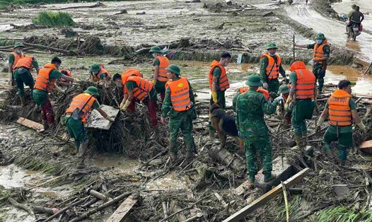Các lực lượng chức năng vẫn tích cực tìm kiếm nạn nhân mất tích trong vụ lở núi vùi lấp 37 hộ dân thôn Làng Nủ. Ảnh: Đinh Đại