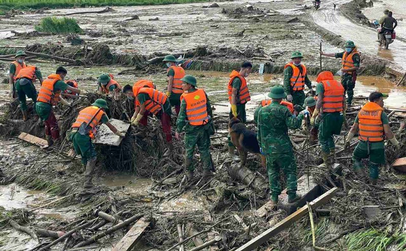 Các lực lượng chức năng vẫn tích cực tìm kiếm nạn nhân mất tích trong vụ lở núi vùi lấp 37 hộ dân thôn Làng Nủ. Ảnh: Đinh Đại