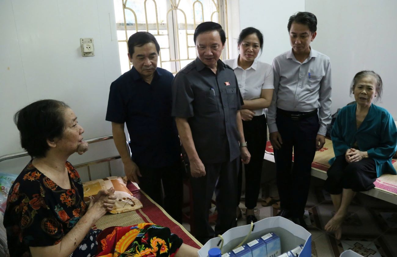 Phó Chủ tịch Quốc hội Nguyễn Khắc Định trao quà động viên người dân ảnh hưởng do mưa lũ ở Thái Bình. Ảnh: Nam Hồng