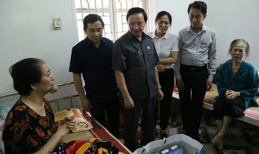 Phó Chủ tịch Quốc hội Nguyễn Khắc Định trao quà động viên người dân ảnh hưởng do mưa lũ ở Thái Bình. Ảnh: Nam Hồng