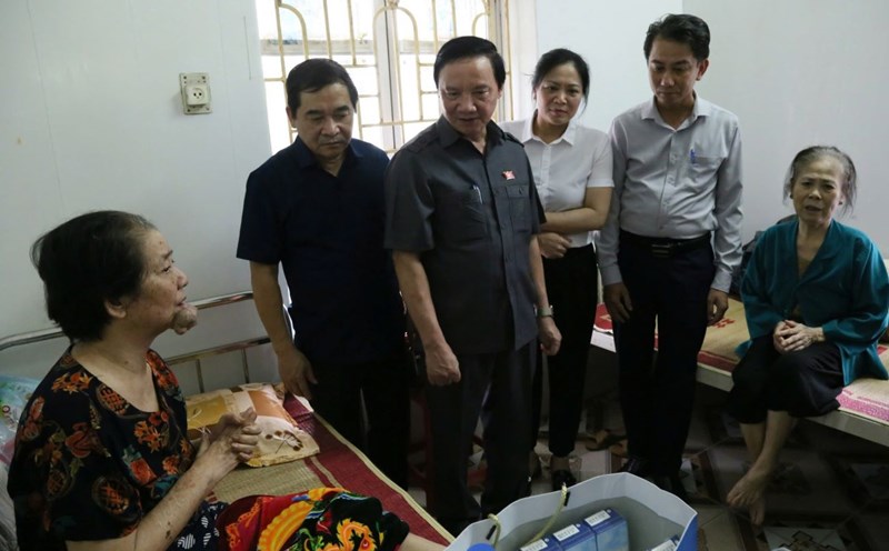 Phó Chủ tịch Quốc hội Nguyễn Khắc Định trao quà động viên người dân ảnh hưởng do mưa lũ ở Thái Bình. Ảnh: Nam Hồng